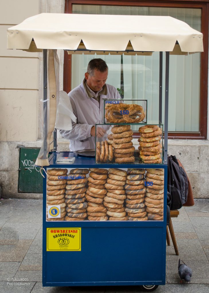 Click through to discover iconic and delicious street food around the world! What to eat on the street wherever you are traveling :-) #streetfood #foodie #foodietravel #budgettravel #theglobalgadabout #travelblog #travelblogger